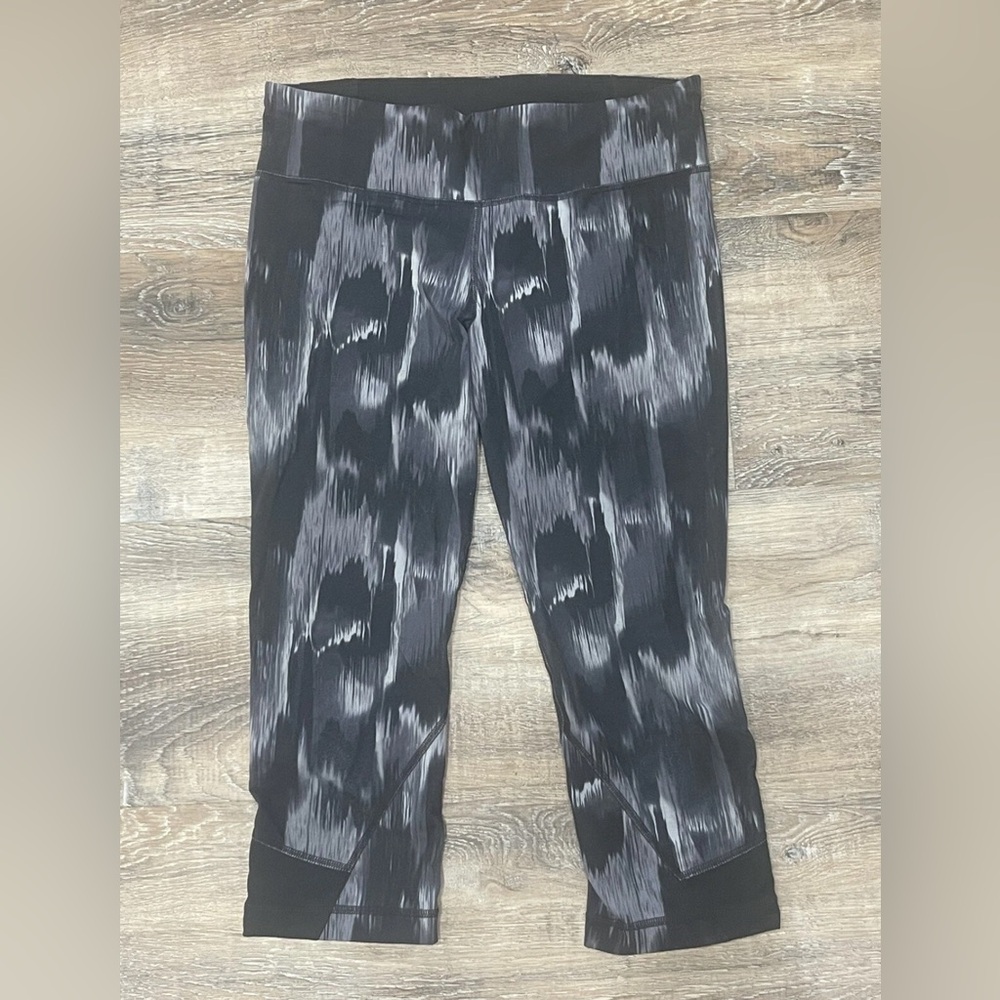 Under Armour Women Black and Gray Patterned Cropped Leggings, Medium Fitted